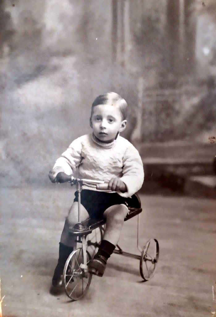 raqueldoca's tweet photo. Este rosset era el meu iaio, fill d'un dels que va dur el primer cine al meu poble, en concret de qui va posar els diners. Va quedar orfe massa prompte i l'astúcia adulta el va separar de sa germana i els van deixar sense res. #vida #projectes2020 #escriptura https://t.co/fcyQDbCUHC