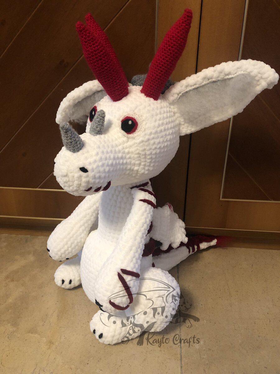Kaytotragon's tweet photo. Open for plush commissions like shown they are €160+ (depends on complexity and no shipping included) 
DM me if you are interested!

These plushies belong to @Sarick_Graufang, me and @LilaMuffyn 

#plush #amigurumi #yarn #kaytocrafts #commissionsopen #fursona #furry #commission https://t.co/3SsVhZTkAz