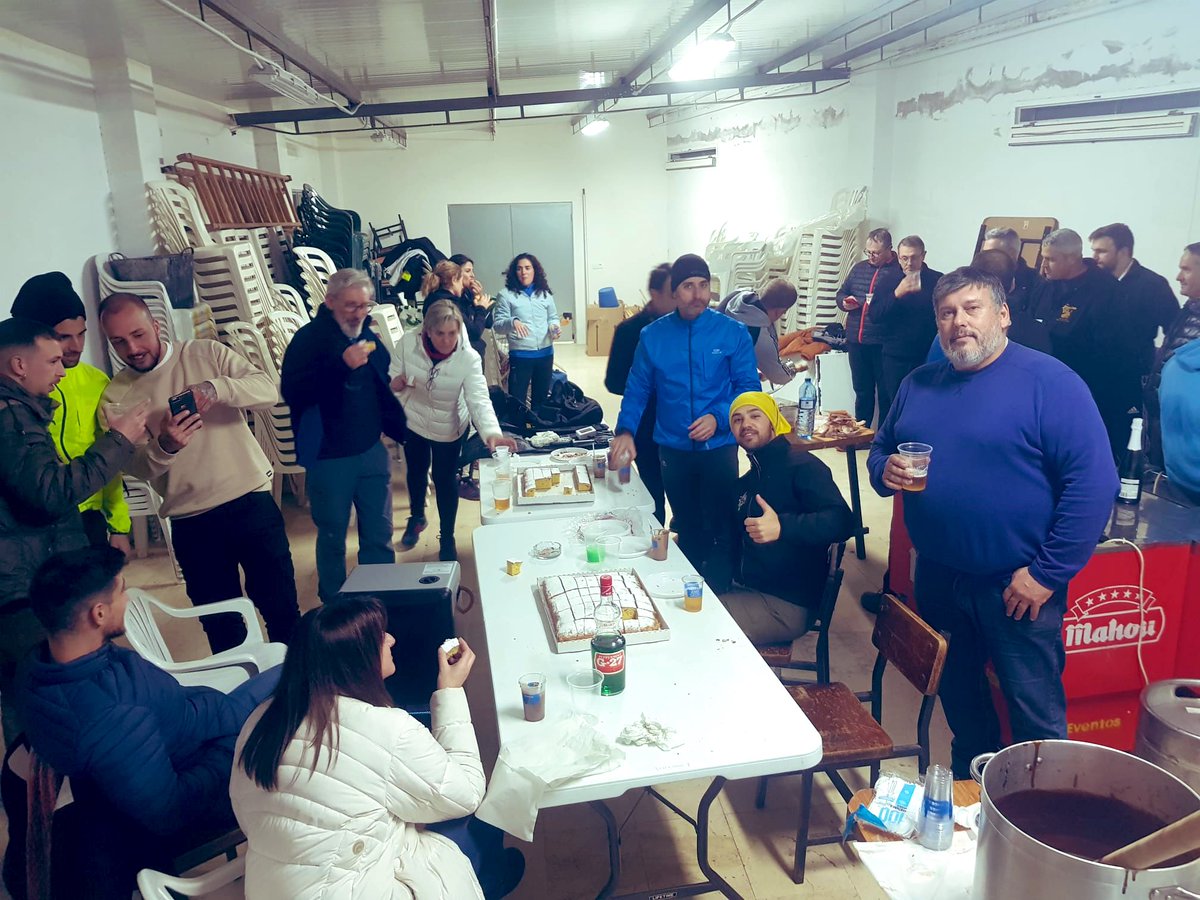 NegresBetanics's tweet photo. Gran noche el pasado jueves con la tradicional marcha senderista a la Mola abanderada por la Filà Kongolos.. Magnífica iniciativa!🥂👏🏽👳🏿‍♀️⚔️👳🏿‍♂️ https://t.co/PeFr228xk6