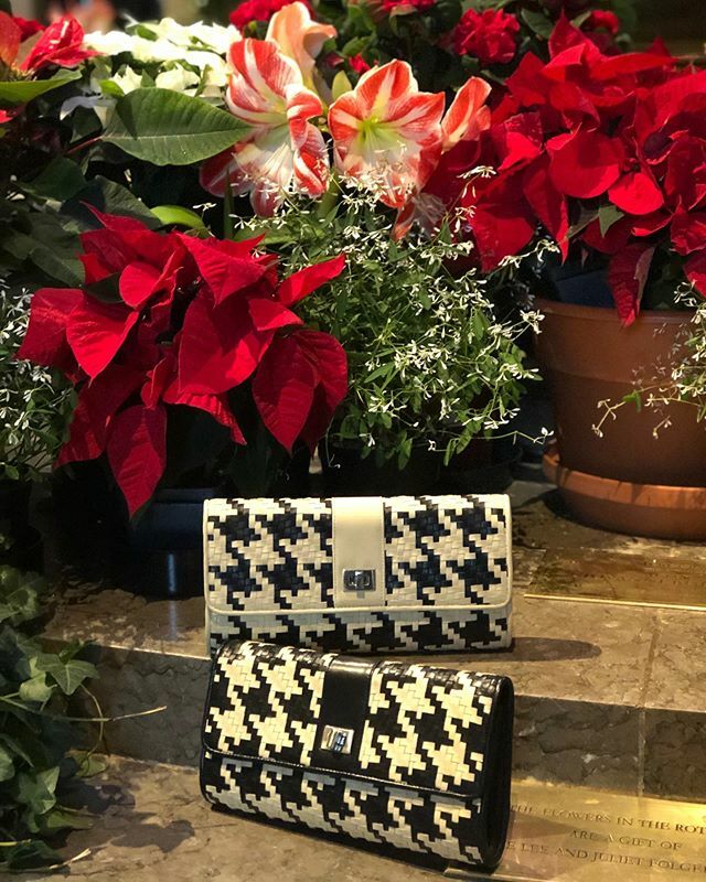 AnnaOBags's tweet photo. #annaorthweindesigns  #theartofluxury  Christmas at the National Gallery of Art! So Inspirational!!
#christmas #nationalgalleryofart #houndstooth #clutch #lambskinleather #blackandwhite #lovemybag https://t.co/jjM5aIg4Qn https://t.co/PIybackVav