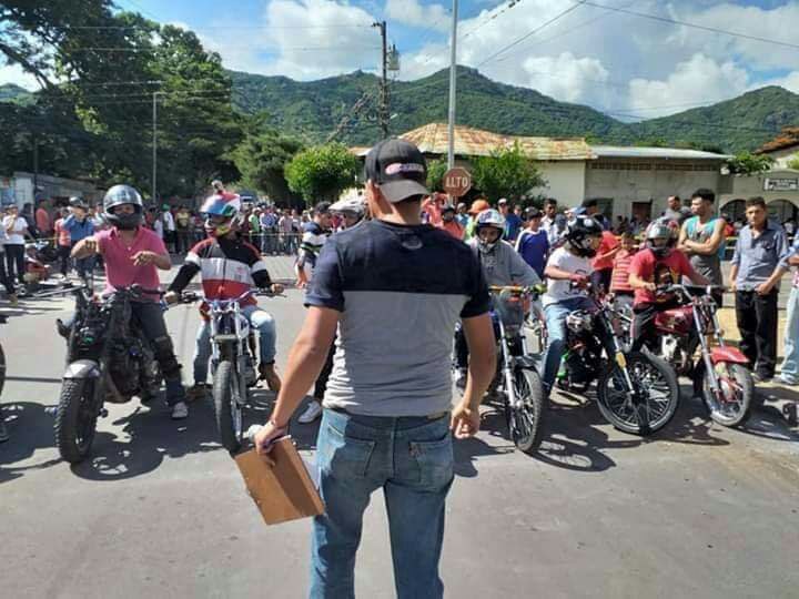 LaTrincheraNic's tweet photo. Otra iglesia que le suspenden el servicio de energía eléctrica. Iglesia Nuestra Señora de los Ángeles en #Jinotega le fue cortado la eléctricidad. Esto se dió minutos antes de la misa. La policía cerró la calle para hacer una carrera de motocicletas patrocinada por el gobierno. https://t.co/adF3PN2Eby