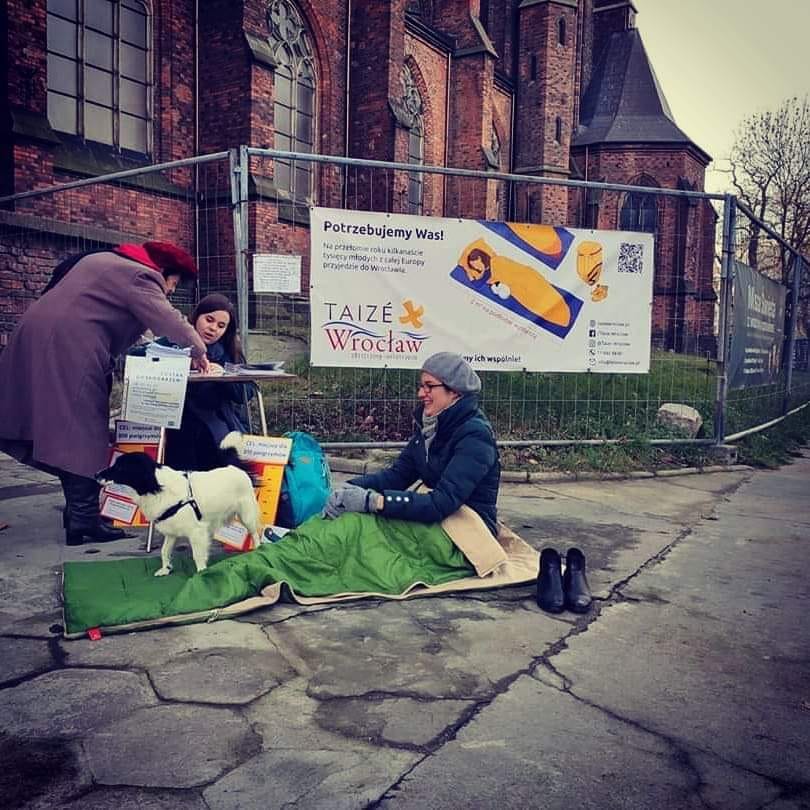 GoscWroclawski's tweet photo. UDAŁO SIĘ! Dzięki ogromnemu zaangażowaniu parafialnych sztabów organizacyjnych mamy już miejsca dla wszystkich pielgrzymów, którzy przybędą na @taize #Wrocław 💪💪💪 /@EpiskopatNews, @archidiecezjawr @Abp_Jozef #ESM2019 #EuropejskieSpotkanieMłodych
⬇️⬇️⬇️
https://t.co/jAOTKKwVA6 https://t.co/e49bcd4rBc