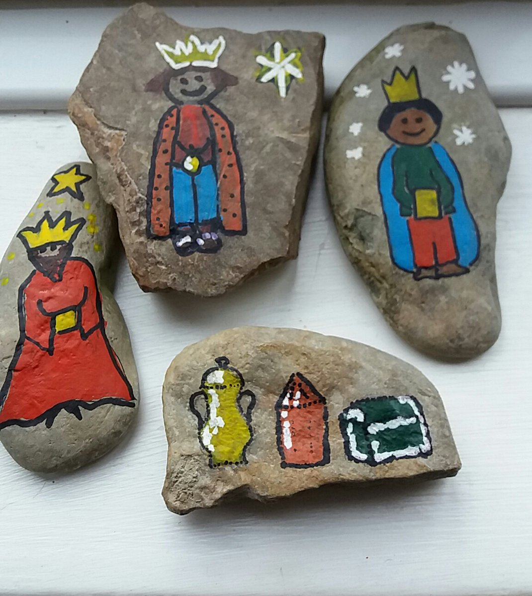 Kotlichcook's tweet photo. People of #kington are keeping their eyes open for #PaintedRocks we have wandering wise men, sleepy shepherds, bleeting sheep, loads of stars and several stable scenes. #followthestar @HerefordDiocese @LindaMacDermott https://t.co/TehESVtsPx
