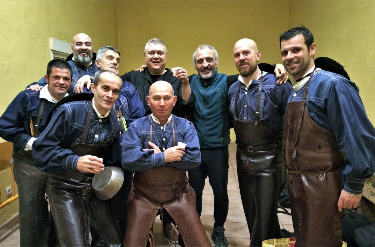 Magnífico lo de ayer, Casavieja.
Contra la lluvia, contra los elementos. Y a favor de viento.
Hicimos una función que recordaremos durante tiempo.
Con el público atento y respetuoso. Y conmovido.
¡Gracias de corazón!
#PastoresDeCasavieja #Casavieja #Zambombada