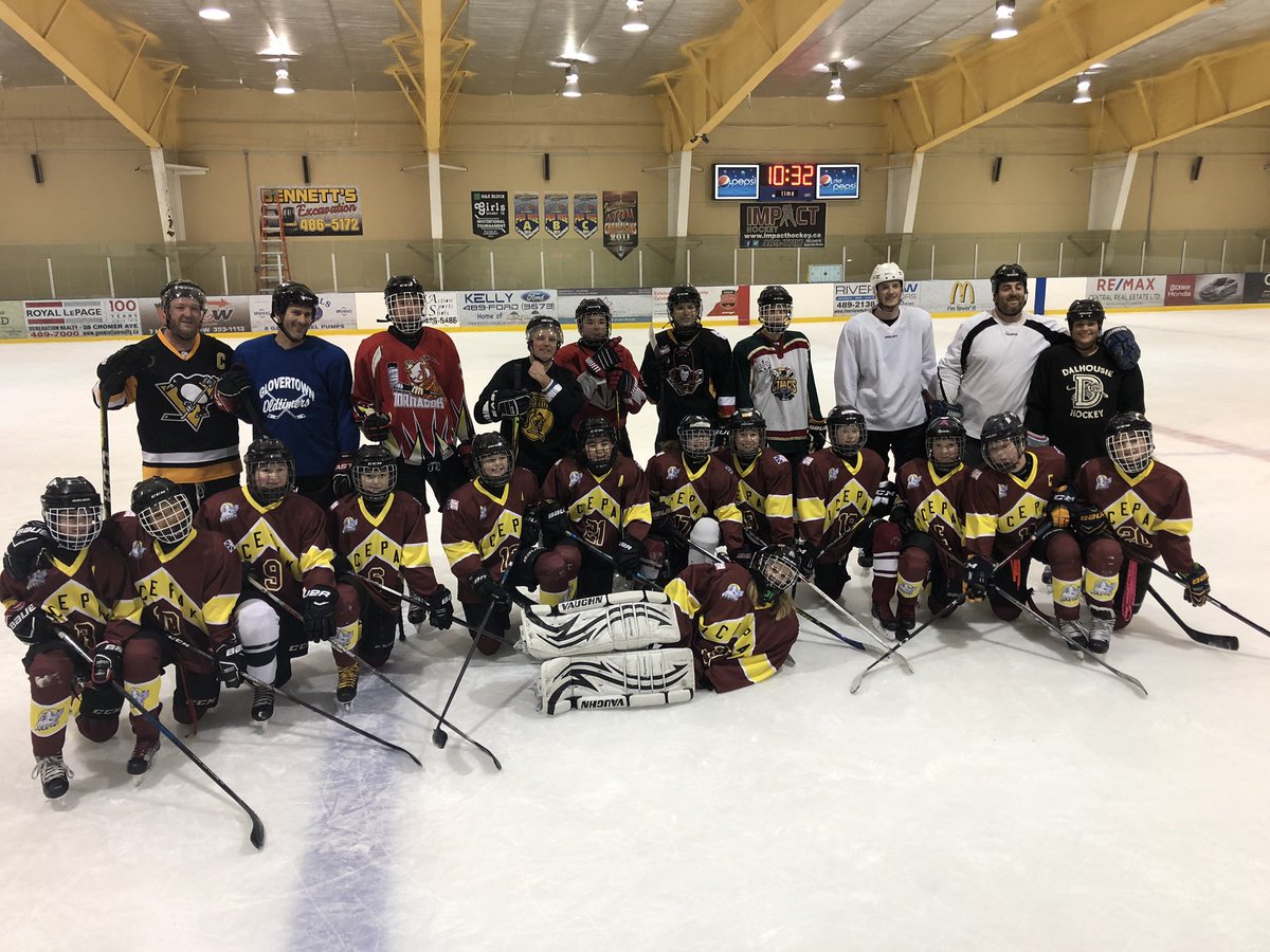 AAAFemaleBantam's tweet photo. Merry Christmas and Happy New Year from Peewee AAA Icepak! https://t.co/gEV4nBt2xr