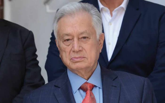 ChumelTorres's tweet image. Manuel Bartlett viendo como batallas para pagar una sola casa.