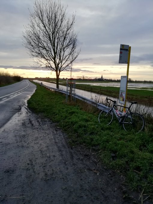 simon_dek's tweet photo. Winterse wielertoeristen in West-Vlaamse velden #skarten https://t.co/Am2ogez8SP