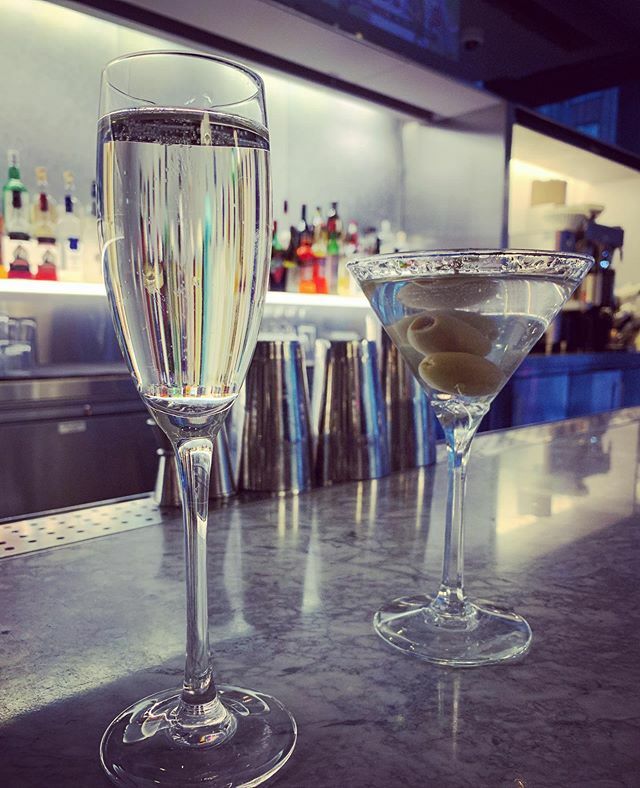 RoyalPartington's tweet photo. Just pulled up to NYC! Drinks to kick off the trip. 👸🏾 Champagne
🤴🏻Olive &amp; Blue Cheese Martini • • 
#nyc #christmas #royalpartington https://t.co/Cez1zP7iZF https://t.co/IEdeG5Q9Xi