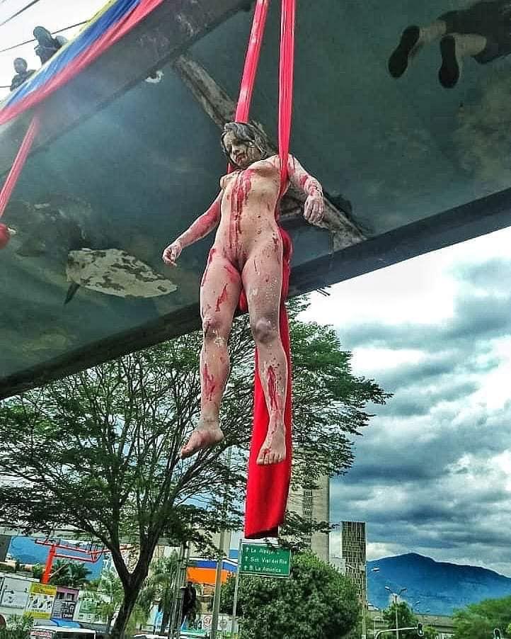 Pasen todos los moralistas que se escandalizan con la naturaleza del cuerpo desnudo pero no con los cuerpos violados, torturados, asesinados, masacrados y desaparecidos que arrastra este país a diario.