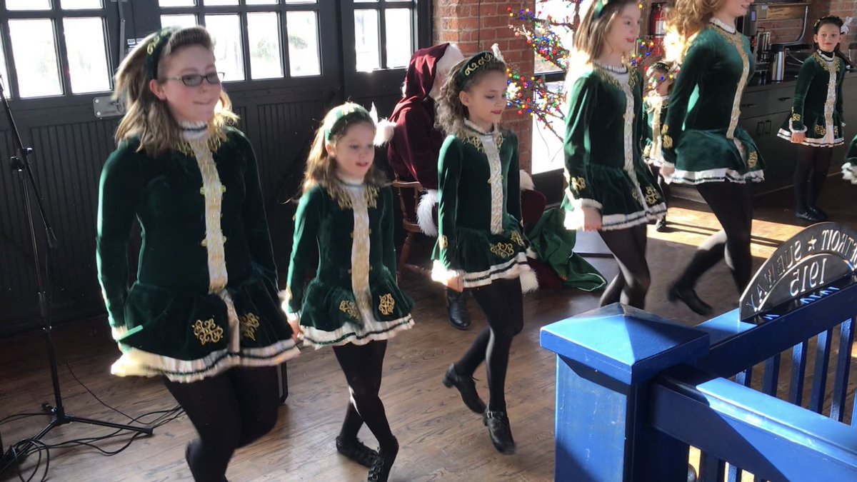 motorcityirishd's tweet photo. We had breakfast with Santa at Cork &amp; Gabel this morning! It was such an honor to perform for THE REAL Santa Claus!! ❤️☘️🎄
#irish #irishdance #irishmusic #detroit #detroitirish #corktown #rochesterhills #rochestermi #puremichigan #michigan #michiganirish https://t.co/SJCXZJ5wC3