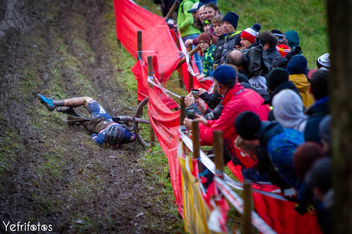 Bienvenue à Namur.

📸 <a href="/Yefrifotos/">Yefrifotos</a> l #TelenetUCICXWC