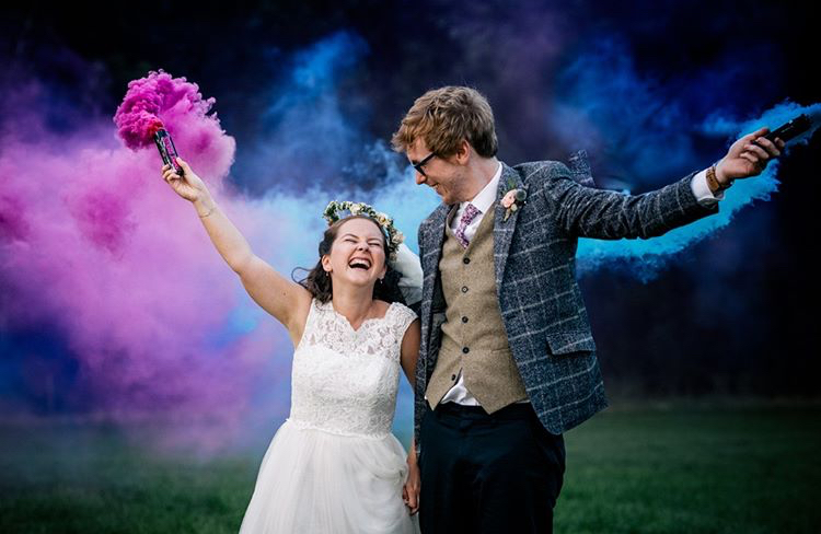 Pure Joy 😂 
.
📷💎 Regram @katiehamiltonphotography
.
#supportlocal #cotswoldswedding #cotswoldsweddingsupplier #gloucestershirewedding #happybride #smokebombweddingphoto #happynewlyweds #weddingphotographycotswolds #funweddingideas #havingthetimeofyourlife
