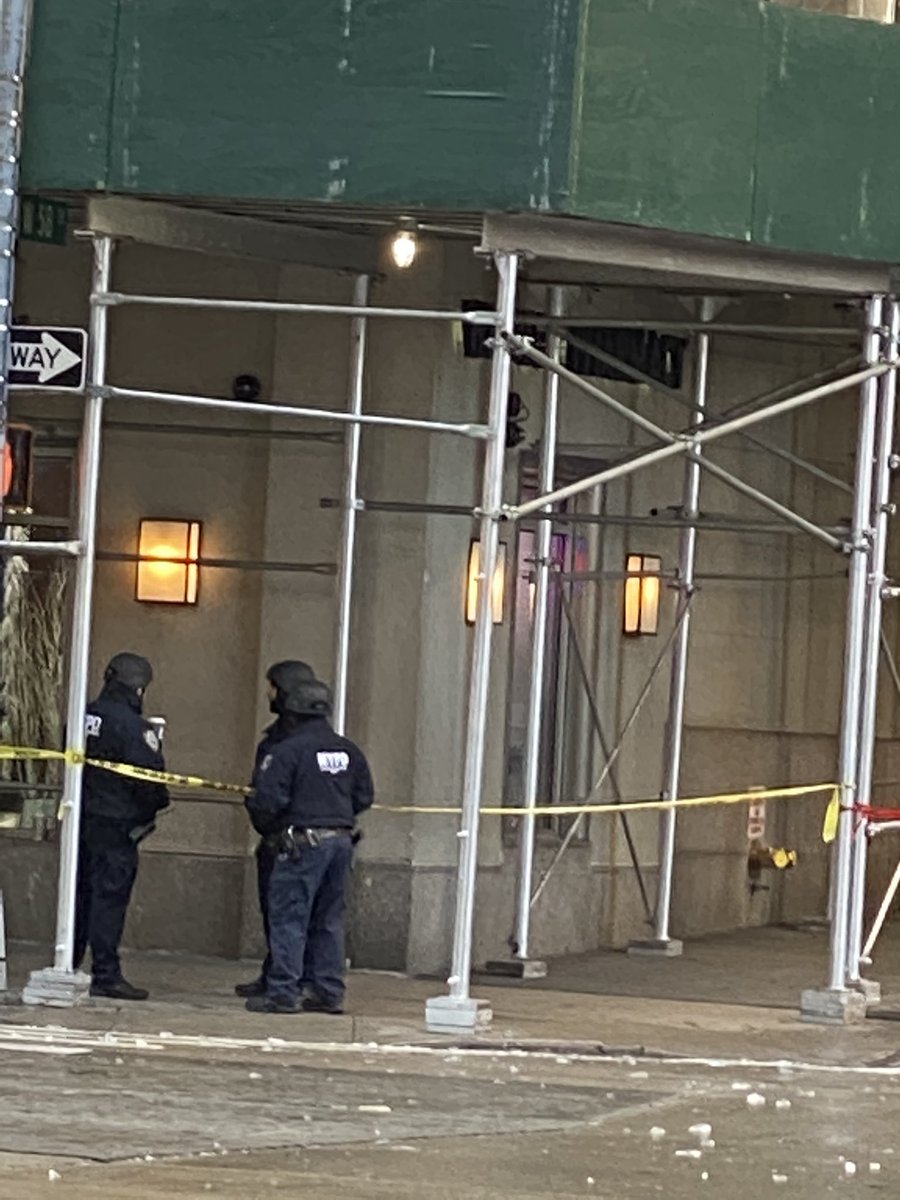 ChristinaFeed's tweet photo. When the cops are wearing riot helmets because of falling ice, it’s a thing.... #nyc #fallingice https://t.co/Yj6F7d69U6