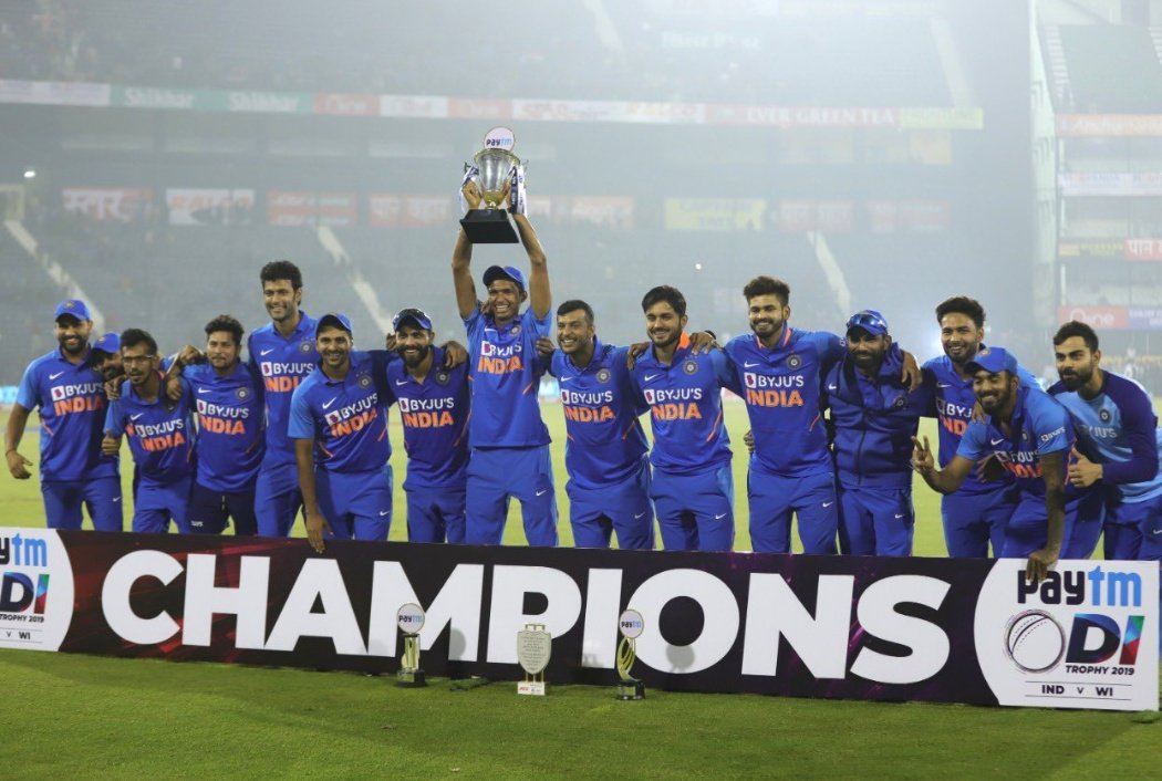 Kale_Sid's tweet photo. Captain , Vice Captain standing at the corner and youngsters as usual lifting the trophy.๐ฅ
This is my teamโฅ๏ธ๐ฎ๐ณ
#INDvsWESTIND
#INDvsWI https://t.co/VtjEP0MXl2