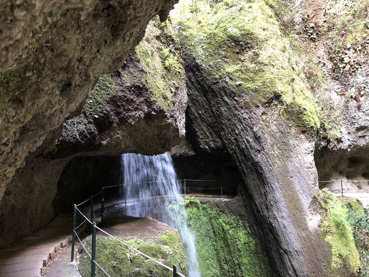 ruutuikkuna's tweet photo. Tämä kohta oli hieno ja turvallinen, pikkupärskeet vain viilenivät! #levado #madeira https://t.co/pbSgxxYCrO