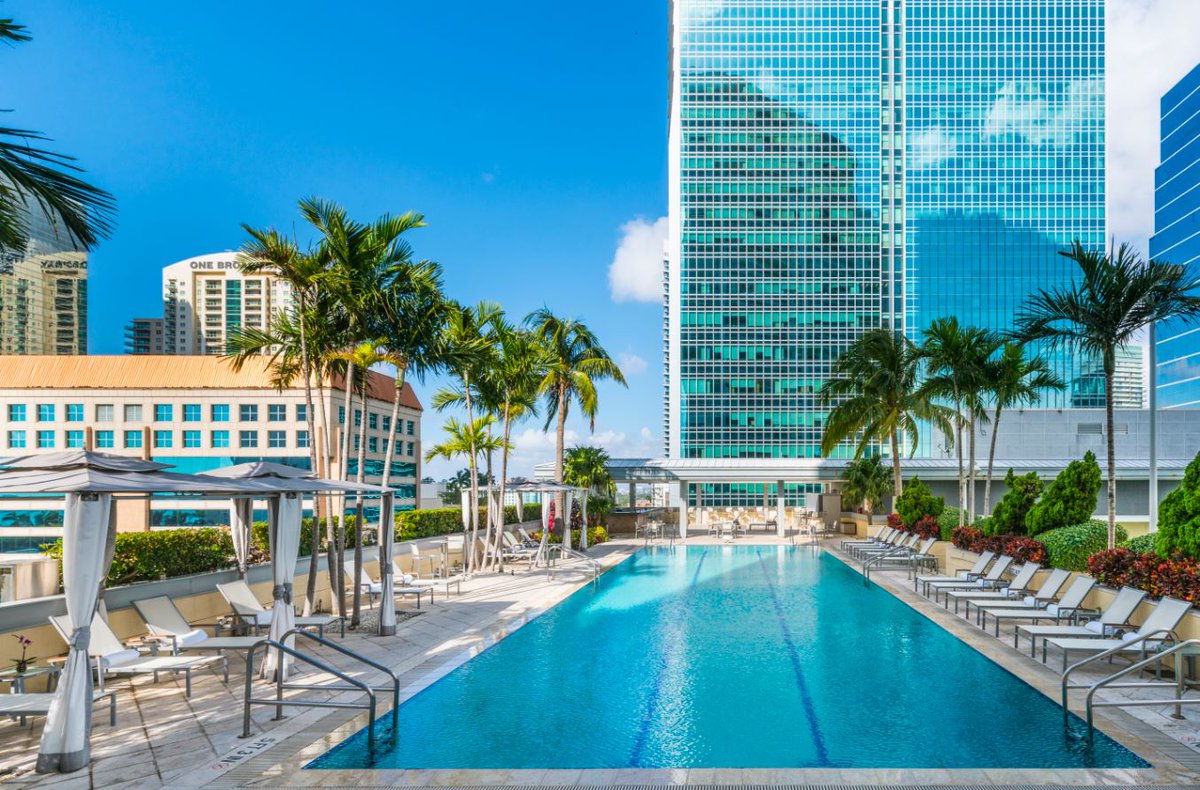 AKABrickell's tweet photo. Sunday's call for a dip in our roof-top pool. With views like that, it's hard to not to stay a while. https://t.co/ilzLoLAr7x