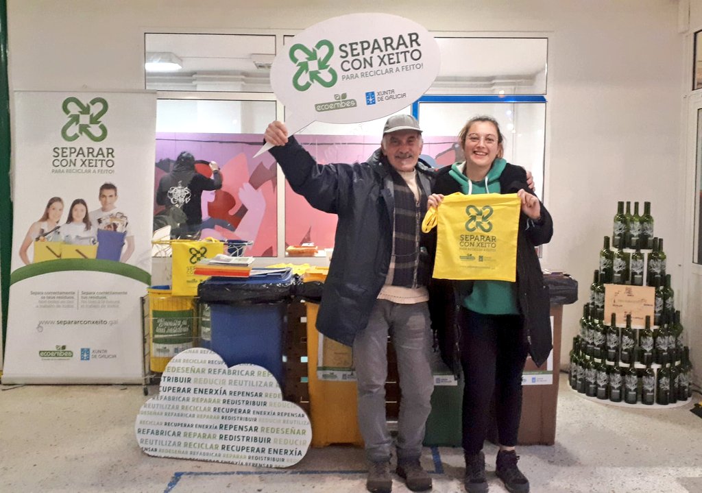 separaconxeito's tweet photo. Esta fin de semana #separarconxeito estivo no #MercadodaEstrela en Santiago de Compostela,animando e recordando aos visitantes sobre a importancia de separar correctamente os nosos refugallos. Para ♻reciclar♻, primero hai que separar. @GaliciaSostible @ecoembes @Mdaestrela https://t.co/p97QjHMwMO