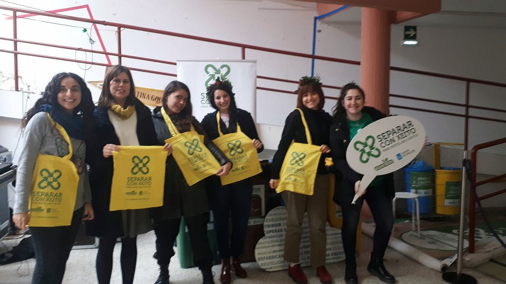 separaconxeito's tweet photo. Esta fin de semana #separarconxeito estivo no #MercadodaEstrela en Santiago de Compostela,animando e recordando aos visitantes sobre a importancia de separar correctamente os nosos refugallos. Para ♻reciclar♻, primero hai que separar. @GaliciaSostible @ecoembes @Mdaestrela https://t.co/p97QjHMwMO