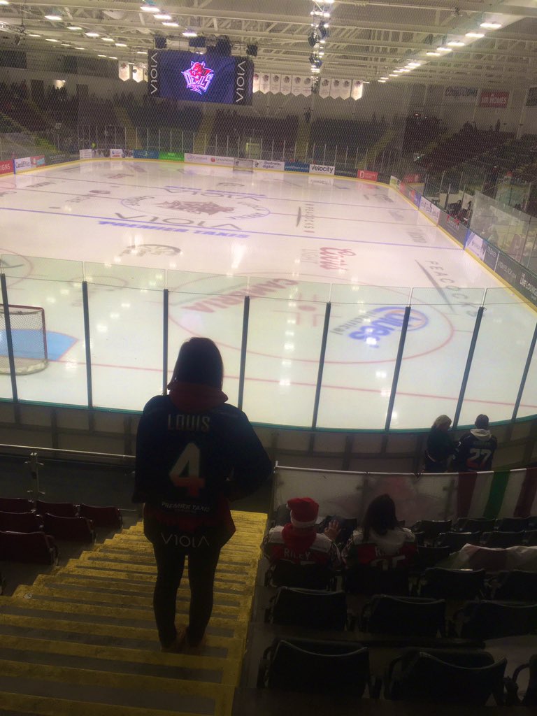Hannah_T9's tweet photo. It’s good to be back! Standing section for the first time and the New Jersey 🤙🏼🏒🥅😁 @cardiffdevils #violaarena #icehockey #cardiffdevils https://t.co/aUfX3LdtK9
