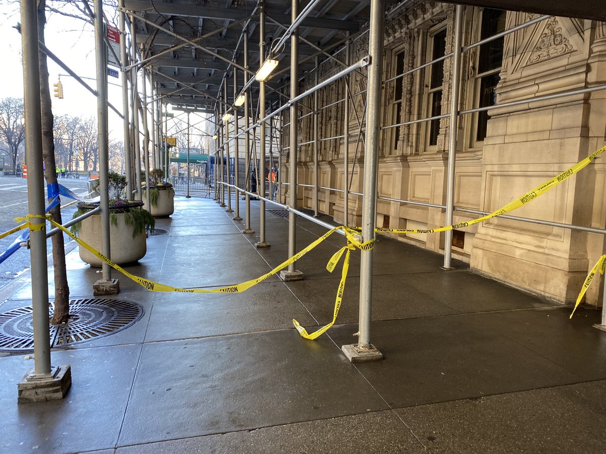 winsjuliet's tweet photo. Seventh Ave -58th St #FallingIce ⁦@1010WINS⁩ https://t.co/VNNhoBko7B