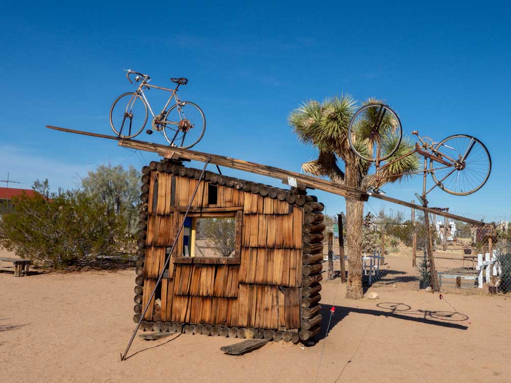 Who knew that #JoshuaTree #California was so artsy. There are some rally cool and offbeat installations there. Get the guide>> wayfaringviews.com/what-to-do-in-… #visitcalifornia