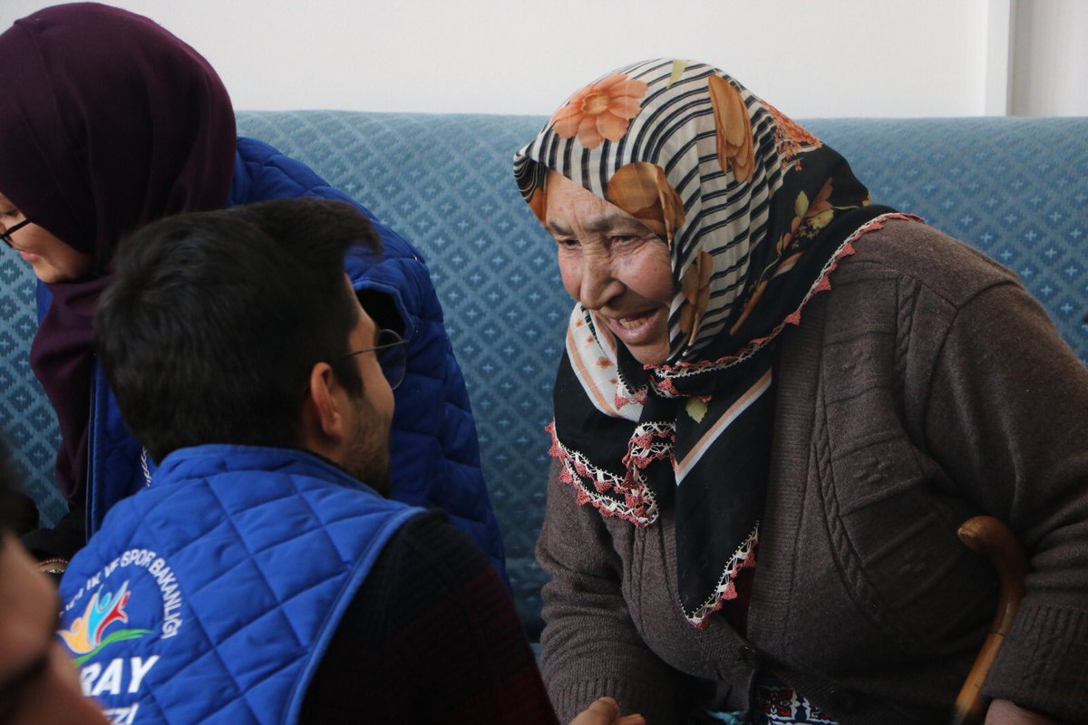 #GönüldenBirGünde gönüllü gençlerimizle Huzurevindeki büyüklerimizi ziyaret ederek, hal hatırlarını sorup gönüllülerini aldık, nasihatlarına kulak vererek sıcacık muhabbetler ettik, bazen birlikte hüzünlenip birlikte eğlenip güldüğümüz güzel bir gün geçirdik 🥰👵🏻👴🏼