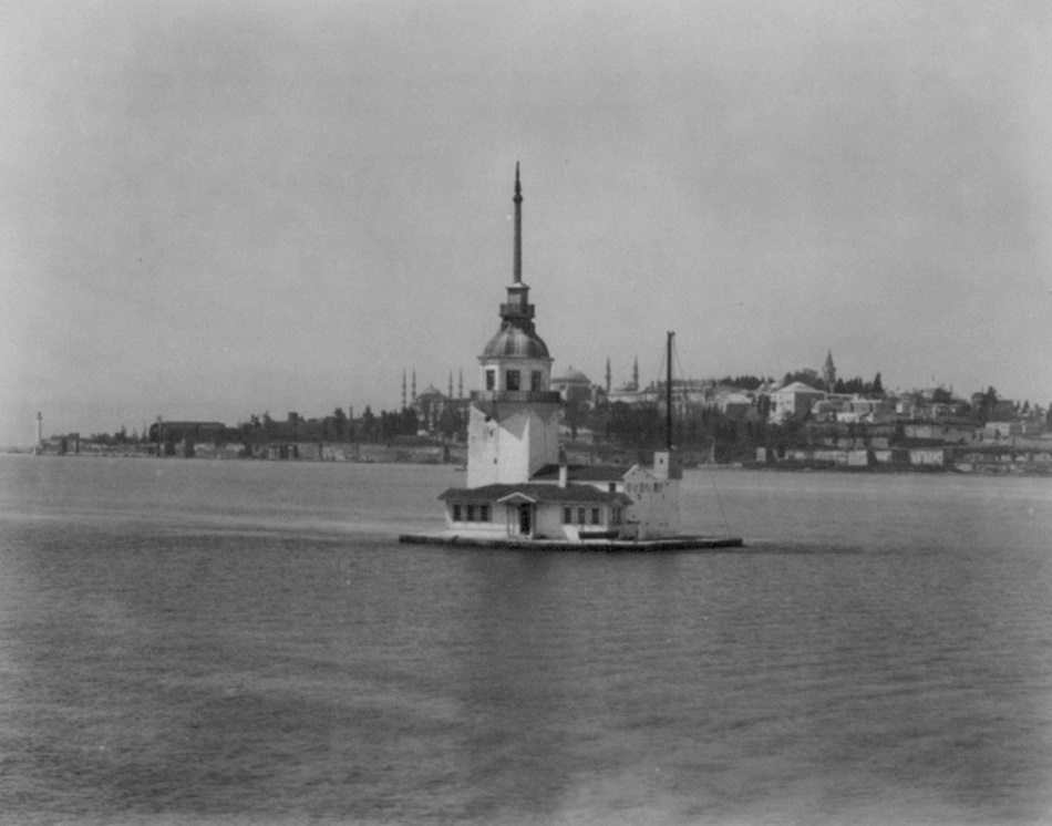 UmmuAziz3's tweet photo. Kız Kulesi (Maiden's Tower), Istanbul, 1890s  #IslamSelamatkanGenerasi | #IslamPastiJaya | #BangkitDenganKhilafah . ⏱️💡. #mJzPm https://t.co/Z87XWYLTFt