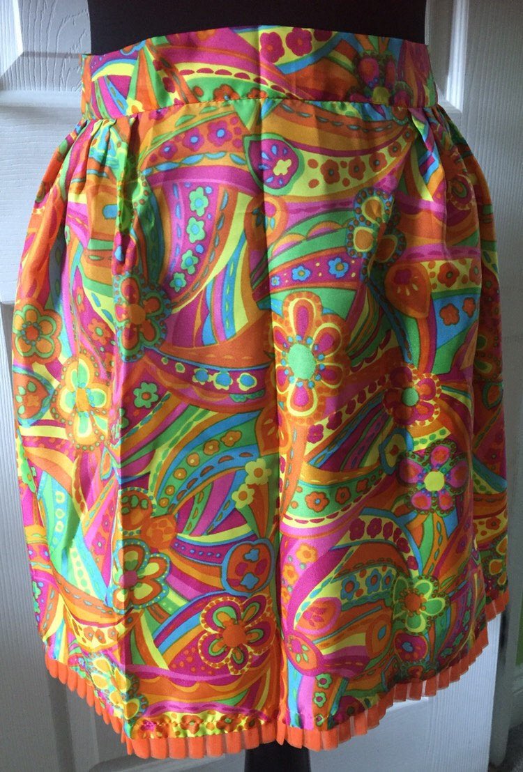 WatsonsVintage's tweet photo. Excited to share this item from my #etsy shop: TRUE VINTAGE 1960s/1970s Original Margaret Booker Stunning Frilled Half Pinny/Apron with a Fabulous Psychedelic Floral Pattern and One Pocket https://t.co/klQx1OYCVa #Vintage #Original #MargaretBooker #1960s #HalfPinny #Apron #etsy https://t.co/v5R4hdRSqN