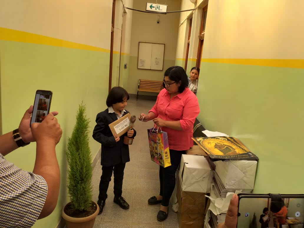 alcaldiadeoruro's tweet photo. El Gobierno Autónomo Municipal de #Oruro, a través  de la Secretaría Municipal de Cultura, procede a la entrega de los incentivos económicos, a los premiados de las distintas categorías del Festival Aquí Canta Bolivia.
#JuntosPorElProgreso
#AQUiCANTABOLIVIA https://t.co/7dqP7S5YXx