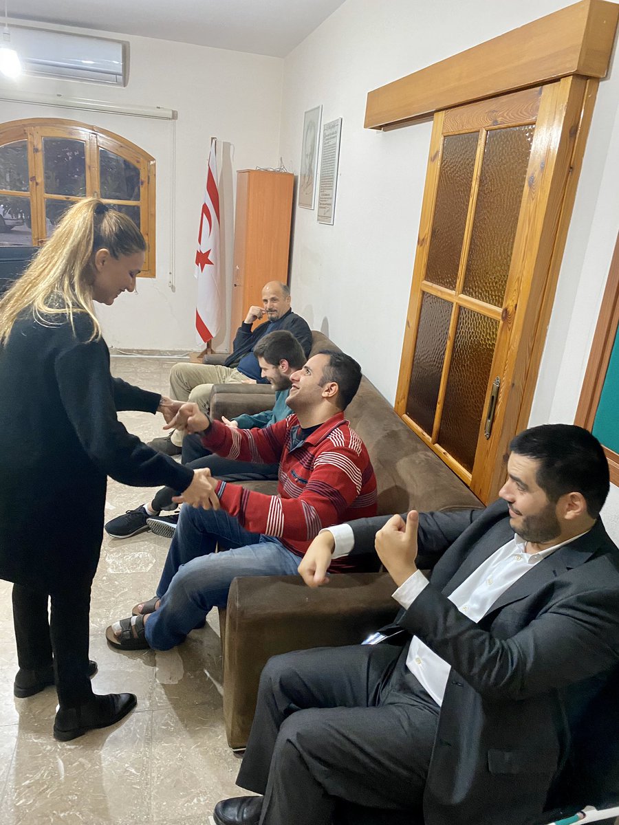 omer_suay's tweet photo. Gören eller, duyan gözler eğitimleri kapsamında görme engelliler işaret dilini, işitme konuşma engellileri de Braille alfabeyi öğrenmeye devam ediyor... #KKTC https://t.co/rUpdCFYTOR