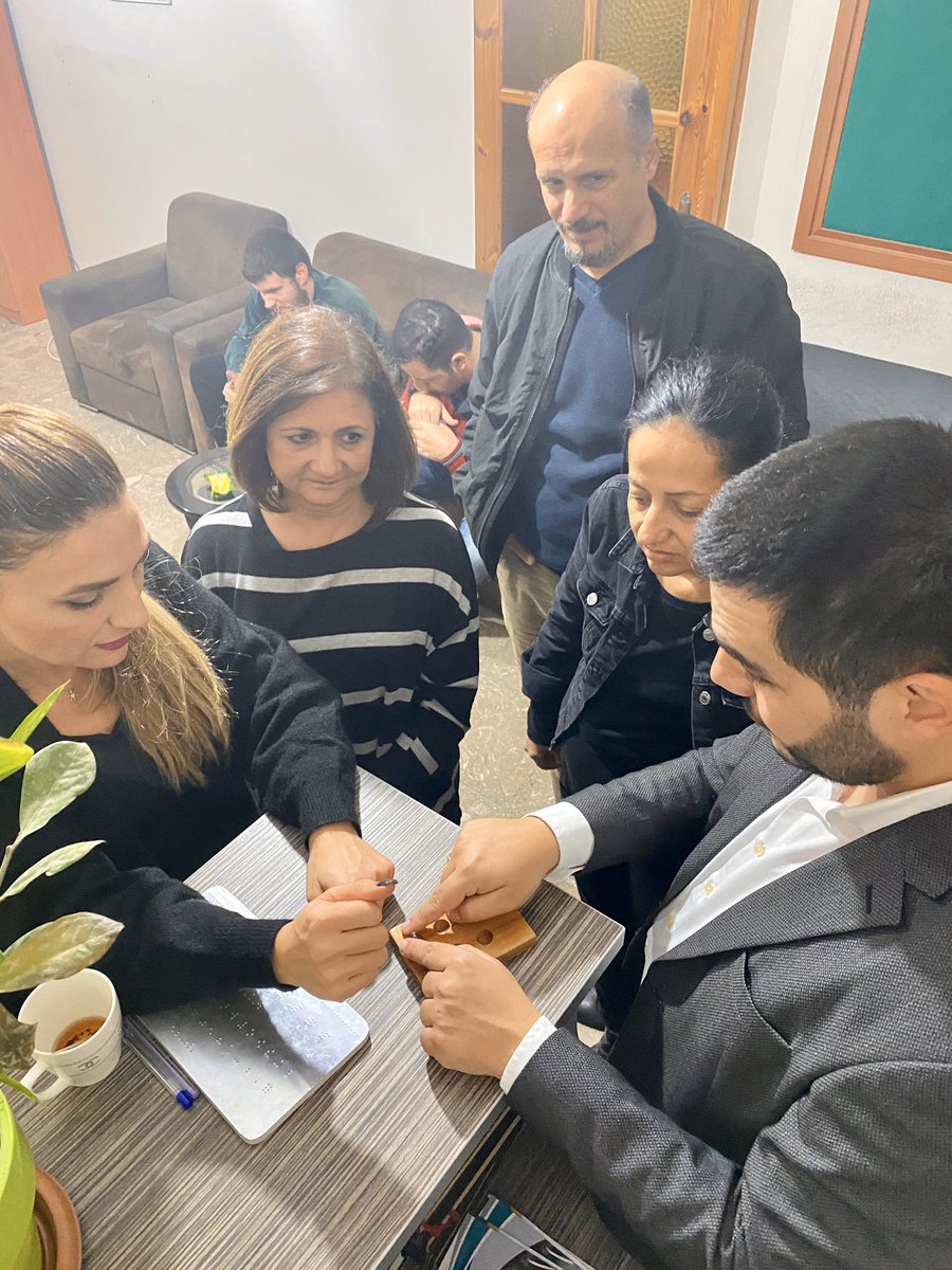 omer_suay's tweet photo. Gören eller, duyan gözler eğitimleri kapsamında görme engelliler işaret dilini, işitme konuşma engellileri de Braille alfabeyi öğrenmeye devam ediyor... #KKTC https://t.co/rUpdCFYTOR