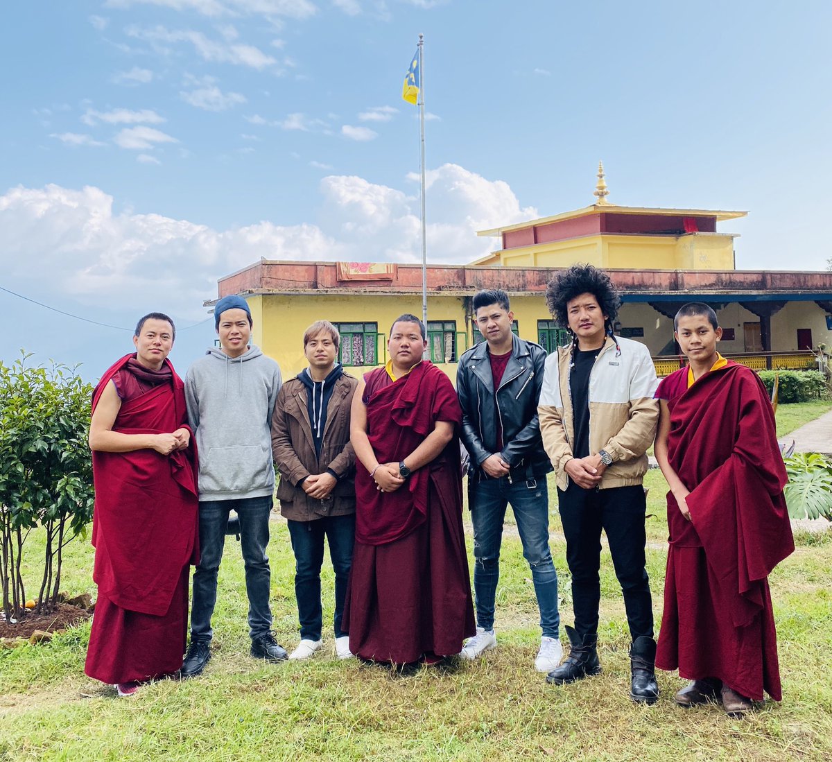 mistyterrace's tweet photo. Karmapa Kheno 🙏 Thank you Droupon Rinpoche la. Your company was a blessing beyond any treasure 🙏
#rumtek #mistyterrace #bhutanesemusic #gangtok #sikkim #rimpoche #bhutanesemusic #rumtekmonastery https://t.co/2ra9G3Puvi