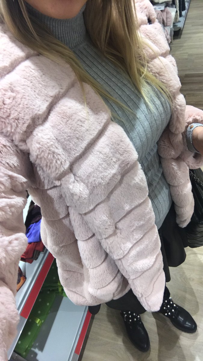 HerrinMela's tweet photo. Heute war ich schön shoppen und ihr #zahlfotzen zahlt dafür 😈😈 https://t.co/a8vwxEXuYW