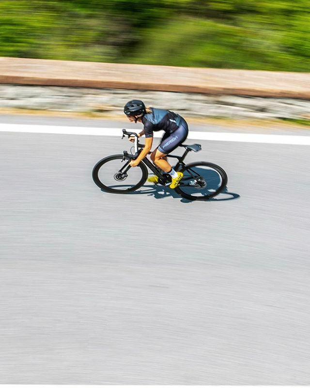 elenamartinello's tweet photo. How fast you can go sown the hill. I love to feel the adrenaline... and mountain biking has been a good school to build my skills. #ridelikeagirl 📸 @paolopennimartelli for @merida.bikes
.
.
#meridabikes #lesangjaune #bend36 #meridabikes #prologo #wom… https://t.co/2jjsZbMWSn https://t.co/8ZFDpQ4u99