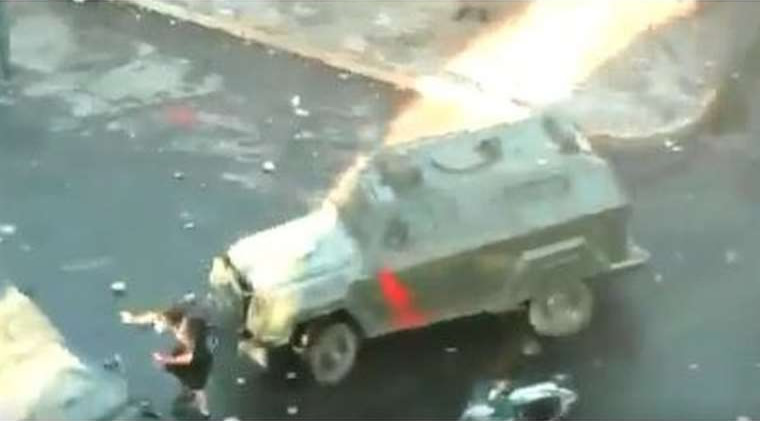 grupoeldeber's tweet photo. #ProtestasEnChile El brutal atropello a un joven de 20 años por un carro blindado de la policía que genera indignación en el país suramericano ➡️ https://t.co/sVEG2A13UH https://t.co/6ZHCo5WZQb
