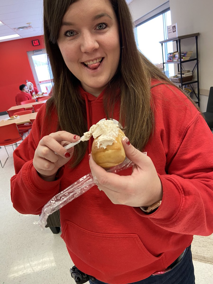 Give me all rolls 🤤 <a href="/ToriPollock6/">Tori Pollock</a> <a href="/DavePFromTarget/">Dave Pacheco</a> #worksomewhereyoulove