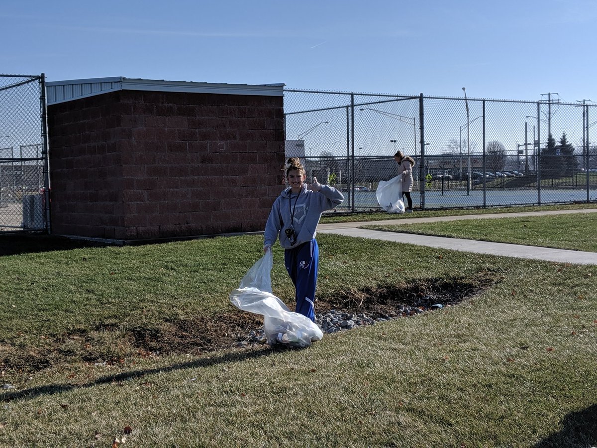 andrewscreptock's tweet photo. Springfield is fortunate to have students who give their own time to benefit our school & community. Here are some NHS students participating in a campus clean-up over holiday break. #springfieldstrong @springfield_com @shs_hsprincipal @SLS_A_SUPER @SLS_A_SUPER https://t.co/Db8fszjTjl