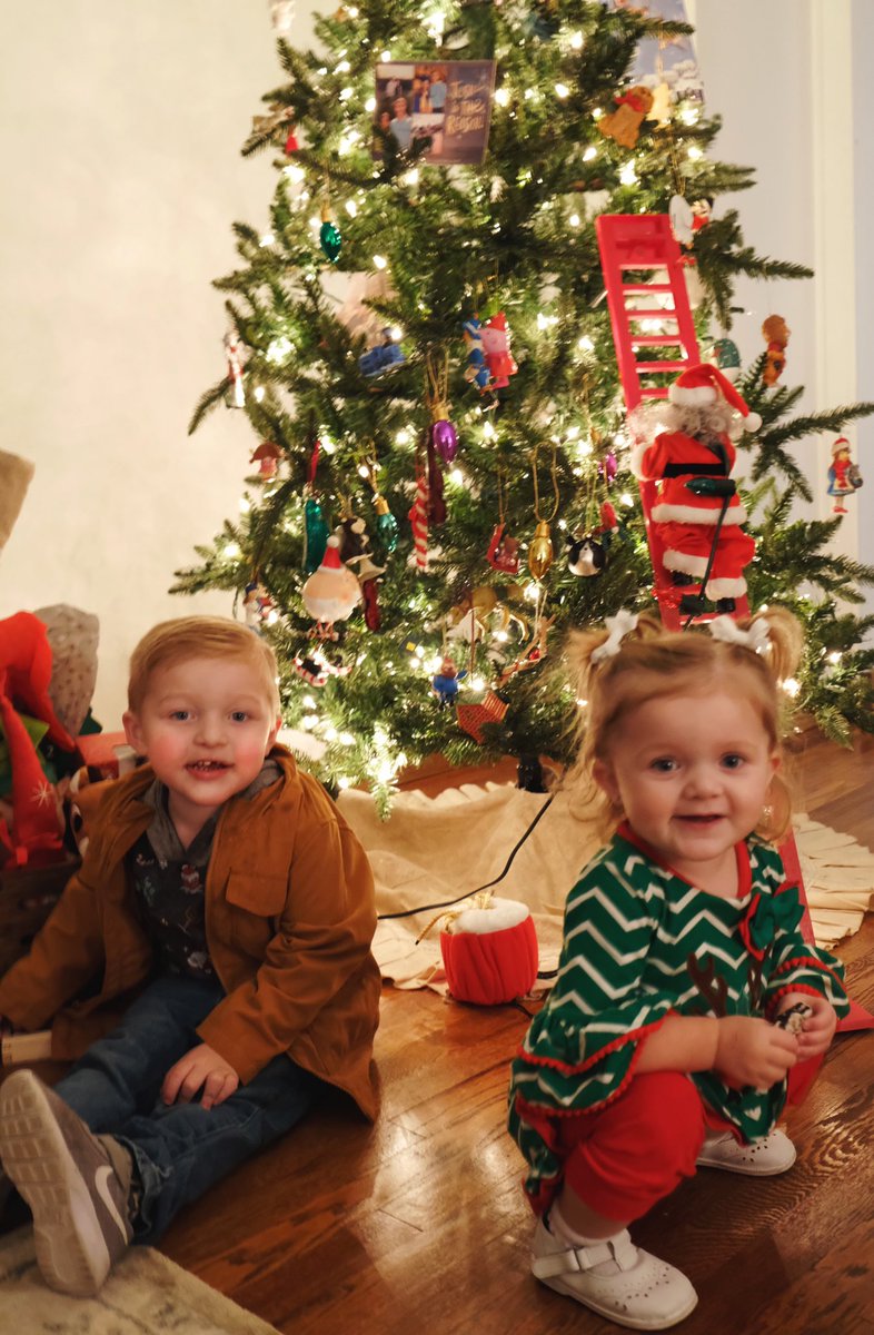 Marant518's tweet photo. Santa came to see these kiddos at there house last night! 🎄🎅🏻💕 https://t.co/Caxc25Istc