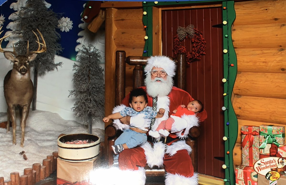 imRease's tweet image. My son was not too fond of Santa, y’all. 😂😂😂