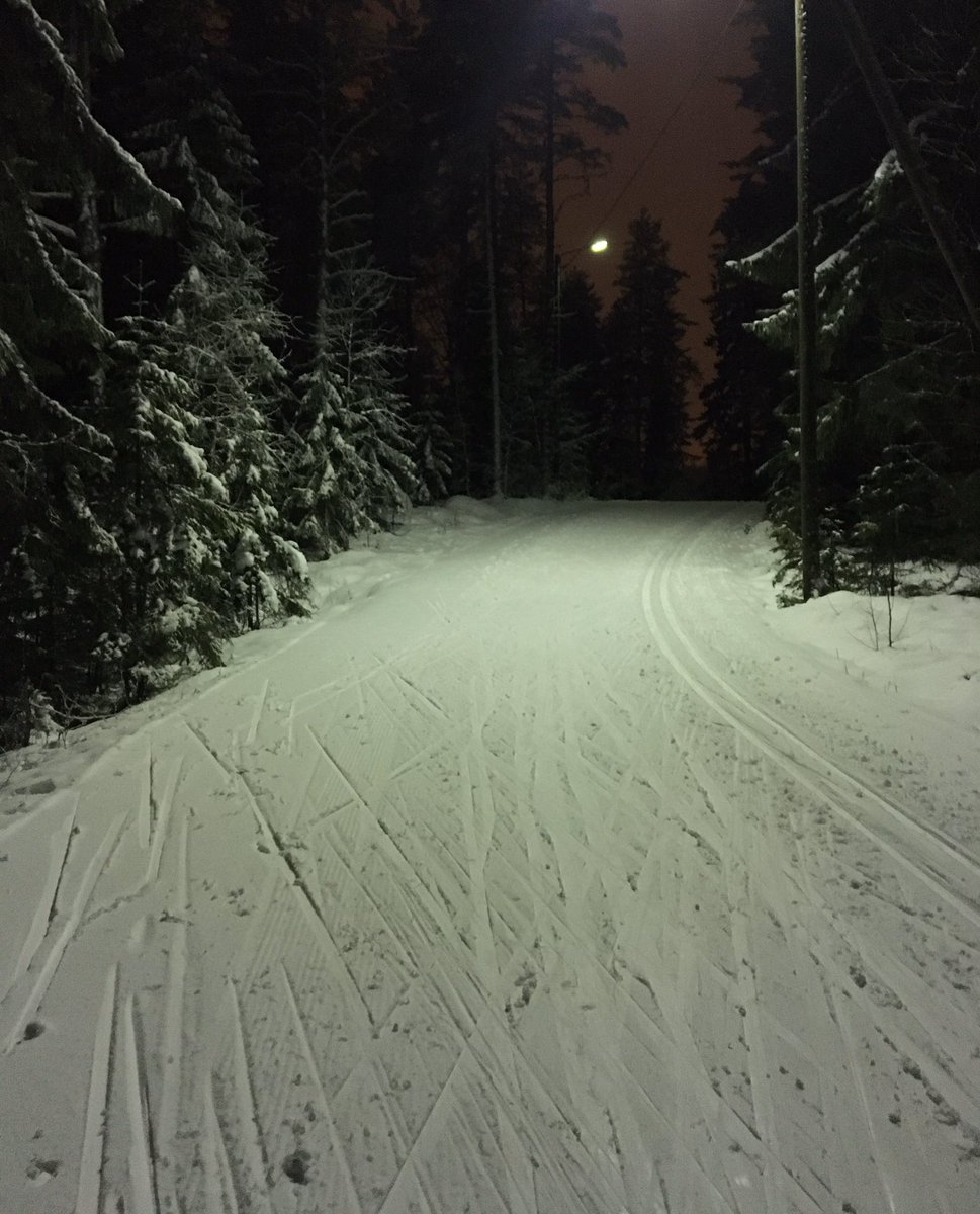 MillaRuokolain2's tweet photo. Iltahiihto jouluisissa maisemissa🎄#pohjoiskarjala #nurmeskuvat #kartanonkierros #bomba https://t.co/R1iO5hFaA5