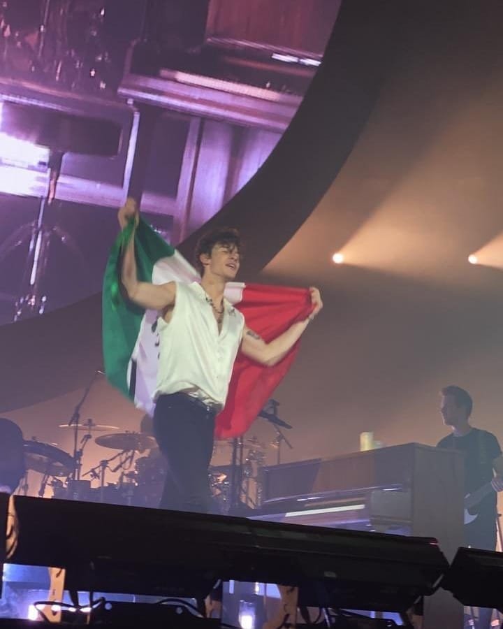 carolovesvinnie's tweet photo. finalmente acabo el shawn mendes the tour y me siento muy orgullosa de todo lo que paso en este año🥺, por mientras, dejaré fijado este tweet con estas fotos hasta que te conozca y vuelvas a venir de nuevo a México, te amo, y me inspiras como no tienes idea🥺 https://t.co/r7A6VAEb47