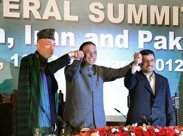 SultanKhoso_'s tweet photo. لاکھوں پاکستانی اُس وقت بھی تو سعودیہ میں کام کر رہے تھے،جب سعودیہ کے سب سے بڑے مخالف ایران کے صدر کا ہاتھ صدر  زرداری کے ہاتھ میں تھا۔
تب تو سعودی نے کبھی پاکستان پہ پریشر نہیں ڈالا اور نہ ہی پاکستانیوں کو واپس بھیجنے کی دھمکی دی۔
کیونکہ لیڈر لیڈر ہوتا ہے۔
حق سچ کا نعرہ زرداری https://t.co/9qMBD5eOiR