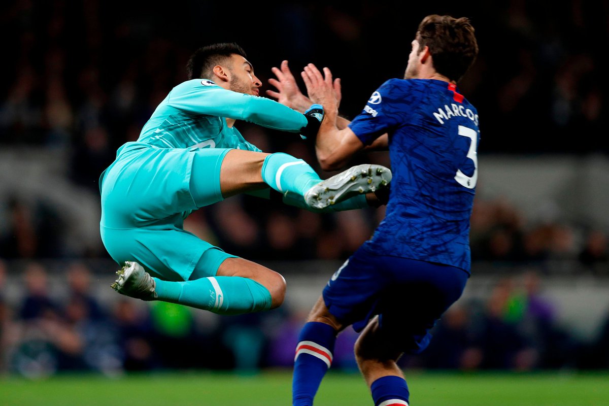 real_illum's tweet photo. Tottenham have just decided to play Martial arts and Kung Fu instead of football 😂😂

Willian
Alonso
Chelsea
#TOTCHE https://t.co/UsHC2GNicl