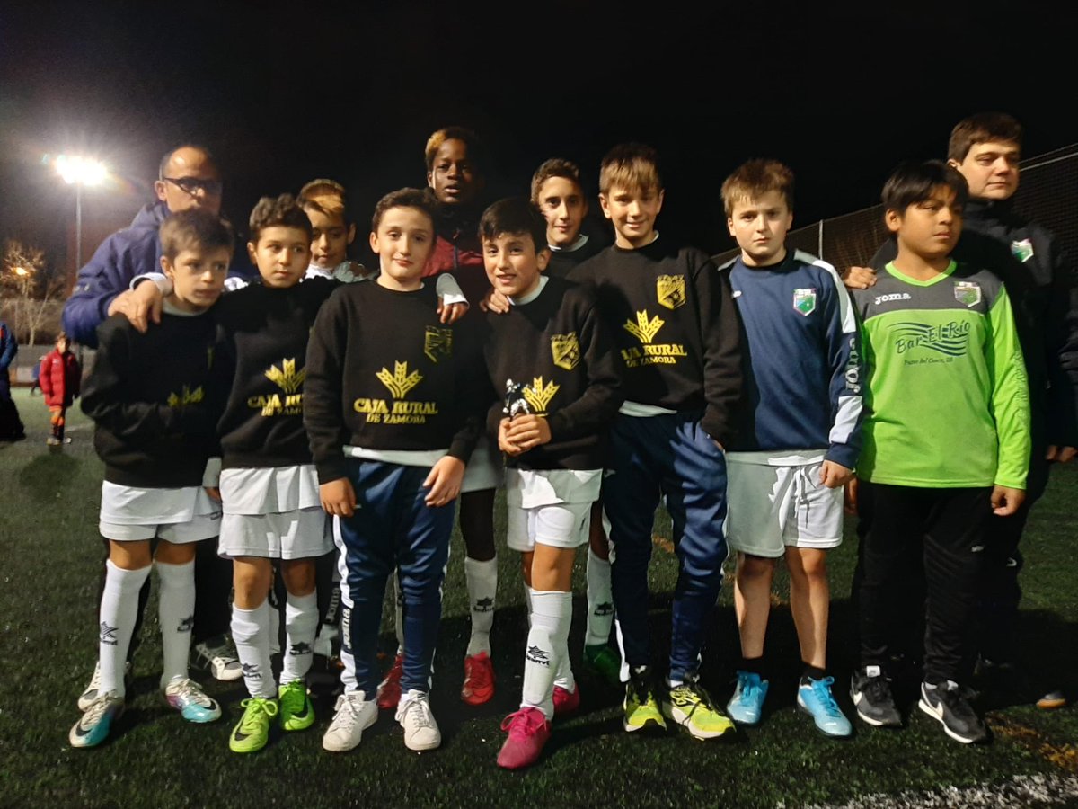 BoscoValladolid's tweet photo. Campeón del #IITrofeoNavidadDonBosco el CD Don Bosco después de vencer 1-0 contra el @CDJuvRondilla 

Tercer clasificado el @CD_San_Agustin al ganar 2-0 al Atlético @CDParquesol https://t.co/akC6xUI6qX