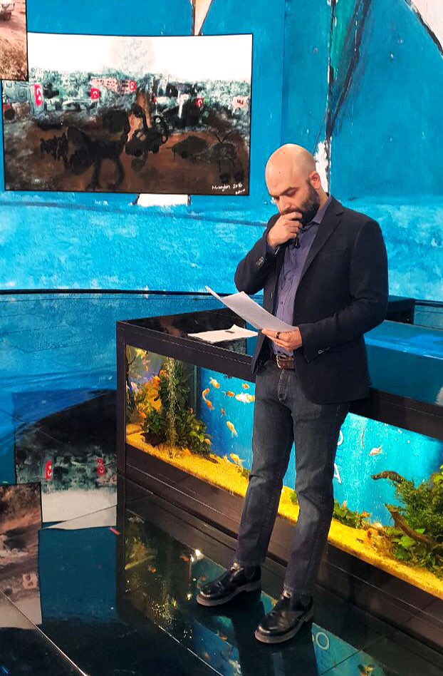 robertosaviano's tweet photo. Alle 22.45 a @chetempochefa su Rai2 per raccontare ciò che è accaduto a @zehradoganjinha artista curda con cittadinanza turca arrestata per un disegno dell’assedio di Nusaybin pubblicato online. Nella Turchia di Erdoğan basta un disegno, un articolo, un tweet per essere arrestati https://t.co/rTUlXACJtp