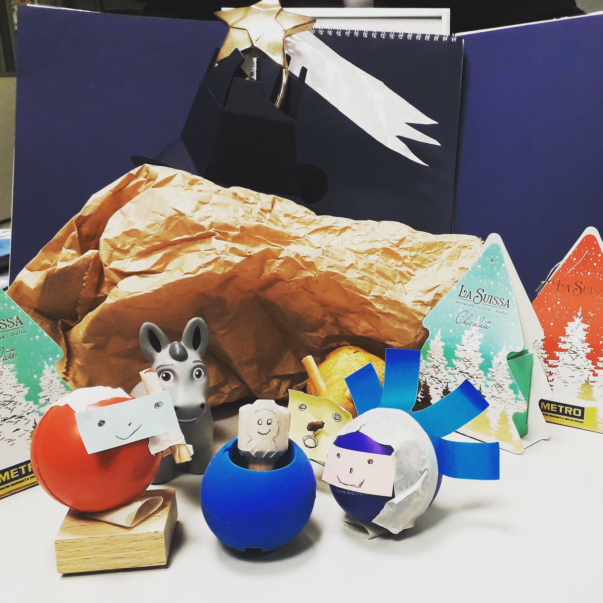 iosonocipinella's tweet photo. Coloratossimo presepe creato in ufficio in soli 10 minuti trasfigurando oggetti presenti sulle scrivanie del nostro #digitaltechnologyhub #metro
Tutto é nato dal piccolo asino #mulesoft 👌@SalesforceITA #xmas2019 https://t.co/I5p0cjNOid