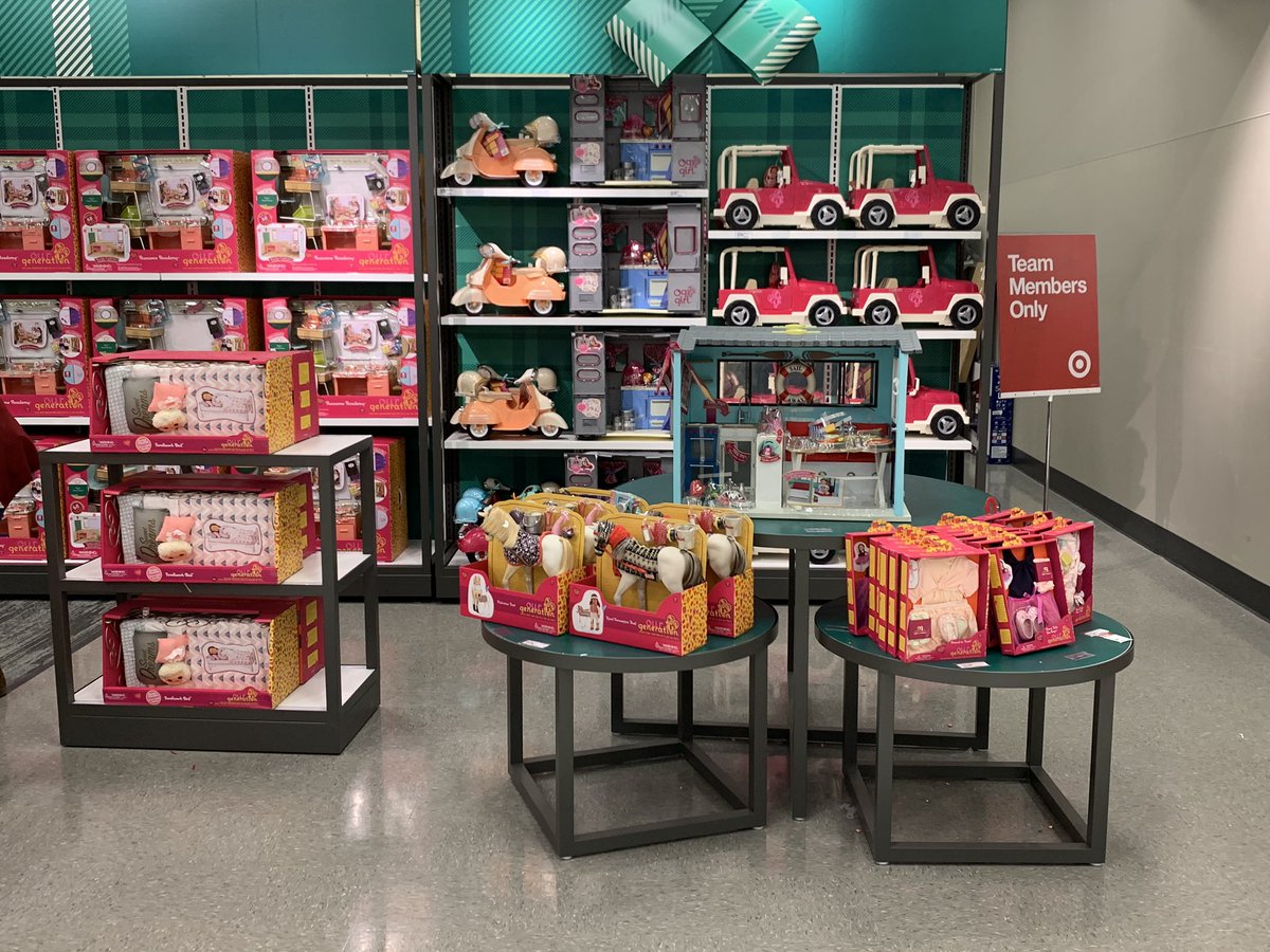 Lexi_Cooley_'s tweet photo. We made a creative celebratory moment at 1902! #merchandising #merrygifting #betterthanPOG #sbtarget @veramay11 @ChrisMi02869658 https://t.co/zNEGPCGuh6
