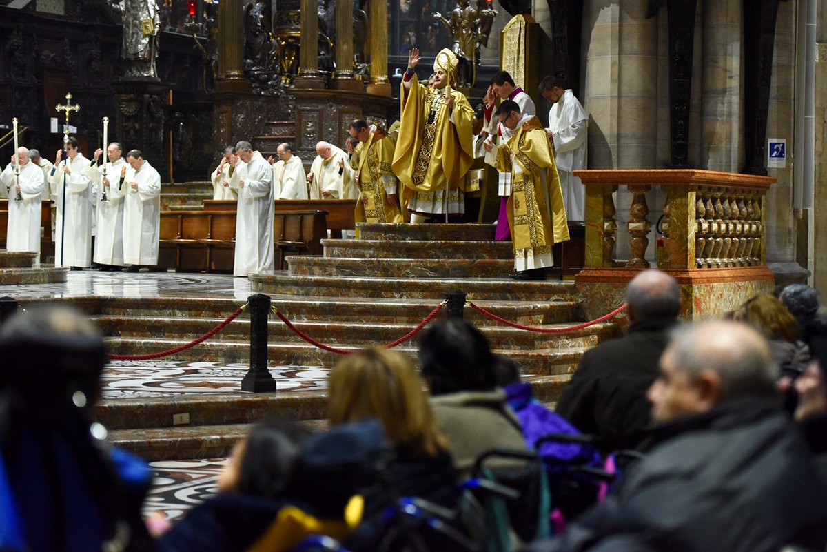 chiesadimilano's tweet photo. Nell’ultima domenica che precede #Natale celebrazione eucaristica vespertina presieduta dall’Arcivescovo, monsignor Mario #Delpini, nel @DuomodiMilano alla presenza del mondo della #disabilità.
#Oftal @unitalsilabus https://t.co/8uO4xm5NAN