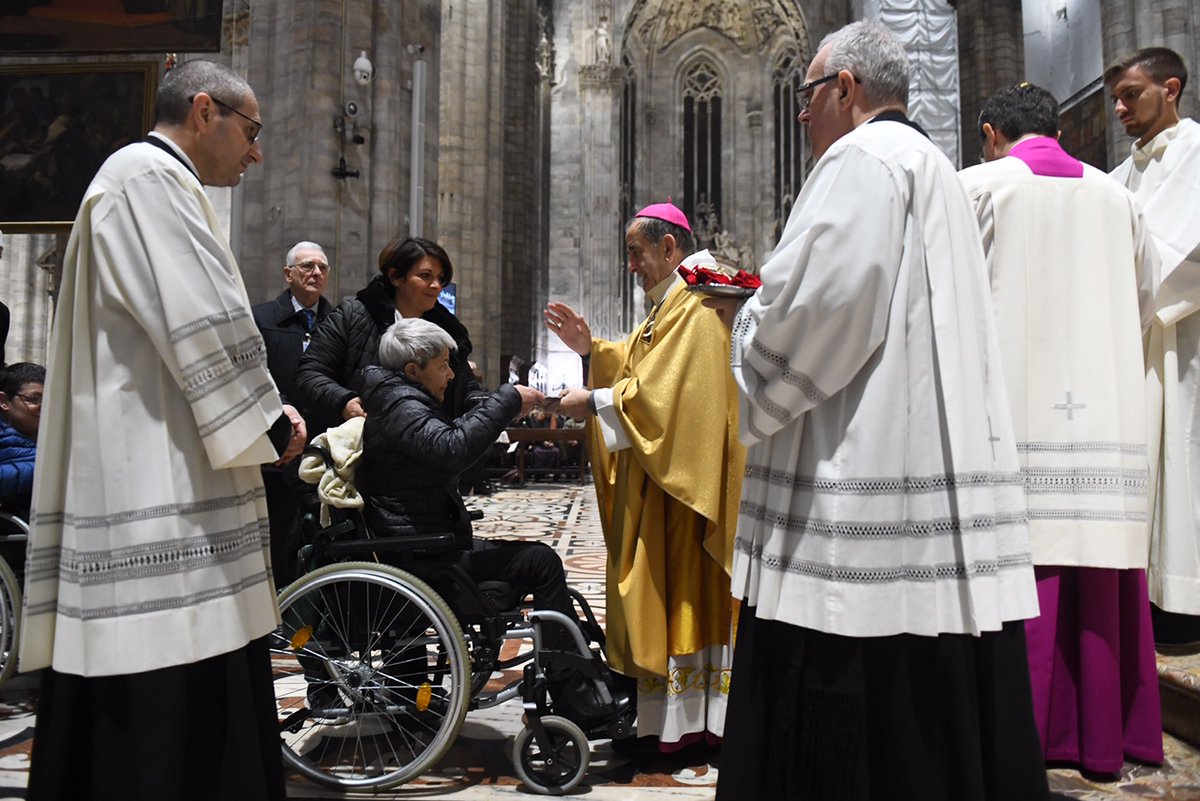 chiesadimilano's tweet photo. Nell’ultima domenica che precede #Natale celebrazione eucaristica vespertina presieduta dall’Arcivescovo, monsignor Mario #Delpini, nel @DuomodiMilano alla presenza del mondo della #disabilità.
#Oftal @unitalsilabus https://t.co/8uO4xm5NAN