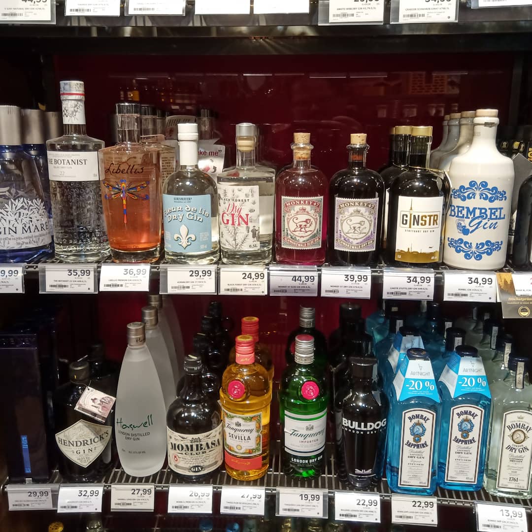 Sebasti48529536's tweet photo. Noch kein passendes Weihnachtsgeschenk 🎁 gefunden?
Sehen Sie sich doch mal in unserer Wein &amp; Spirituosen Abteilung um. 🍾🍷🍸
In unserer großen Auswahl an Gin, Scotch und Whiskys 🥃 ist sicherlich für jeden Gaumen eine Freude dabei.
#EDEKA #Weihnachten #geschenkidee #whisky https://t.co/Ke6tycPTMi
